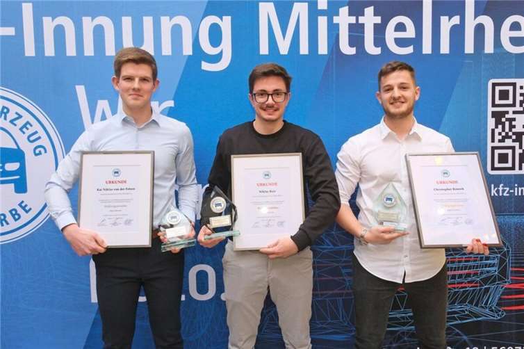 Im Bereich PKW-Technik belegte Christopher Rousek (r.) den ersten Platz und Kai von der Felsen (l.) konnte sich den zweiten Platz sichern.