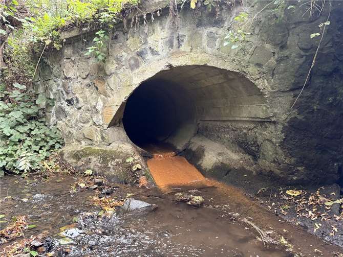 Im Bereich der Brücke des Hainer Wegs läuft der verrohrte Dürenbach in den Brohlbach. Fotos: OG Niederdürenbach