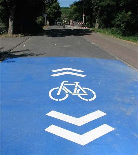 Im Bereich der Brücke sind Teile der Fahrradstraßen-Markierung blau eingefärbt. Stadt Bad Neuenahr-Ahrweiler