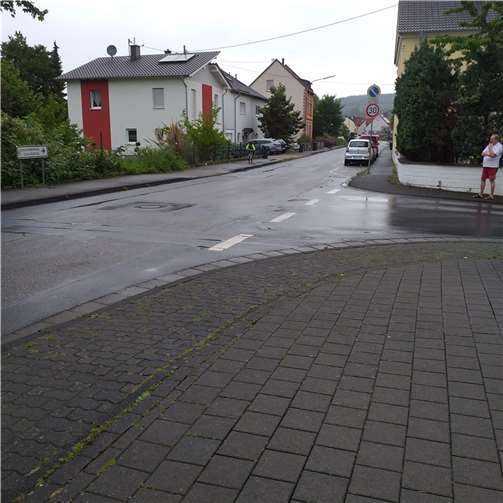 Im Bereich der Einmündung der Dieter-Trennheuser-Strasse in die Hüttenstrasse in Bendorf-Mülhofen kommt es immer wieder zu unübersichtlichen und schwierigen Situationen für alle Verkehrsteilnehmer. Foto: privat