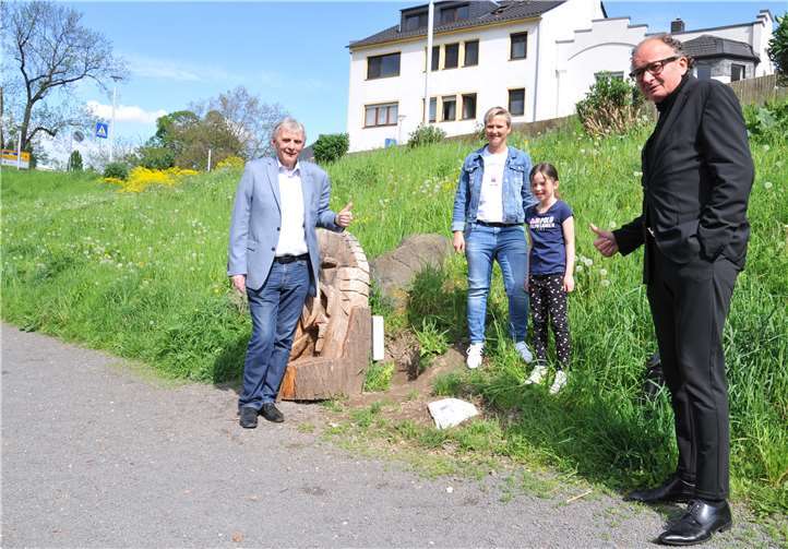 Im Bereich der Stadtburg ist eine von neun Fittikus-Stationen. Hier haben Oberbürgermeister Achim Hütten (rechts), Bürgermeister Claus Peitz und Initiatorin Katja Büchner den 2,5 Kilometer langen Parcours eröffnet. Foto: Projektgruppe