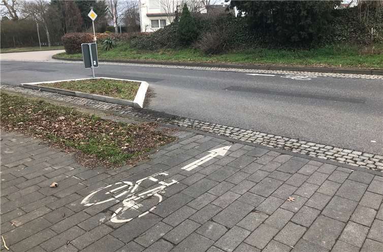 Im Bereich der Verschwenkung auf der Rheinbacher Straße in Miel, ist bis jetzt, keine Vorfahrtsregelung durch Verkehrszeichen getroffen worden.Foto: privat