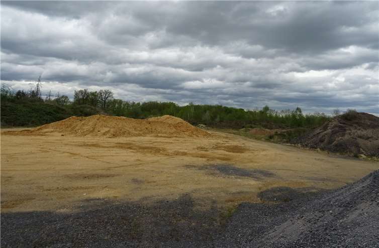 Im Bereich der aufgefüllten Kiesgrube soll nach dem Willen der Ortsgemeinde Waldorf eine Fotovoltaik-Freiflächenanlage entstehen.Fotos: WER