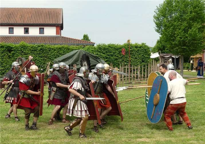 Im Bereich der gallorömischen Tempelanlage auf dem Pommerner Martberg fand erneut das Kelten- & Römerfest statt. Fotos: TE
