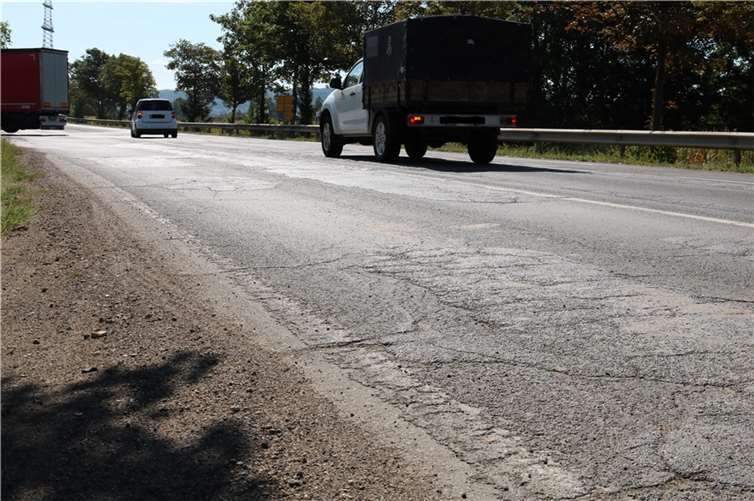 Im Bereich des Abzweigs zur K44 ist die alte B9 bei Weißenthurm in einem extrem maroden Zustand. Gemeinsam mit dem Kreis Mayen-Koblenz fordern die Verbandsgemeindeverwaltung Weißenthurm und der Kettiger Landtagsabgeordnete Peter Moskopp eine schnelle Sanierung.  Foto: VG Weißenthurm