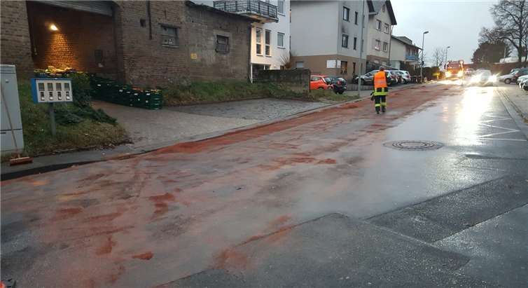 Im Bereich des Köllenhofs in Ließem wurde eine etwa 100 Meter lange Ölspur festgestellt.Feuerwehr Wachtberg