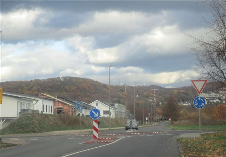 Im Bereich des Kreisels an der Joseph-Rovan-Allee soll die Fortführung des Fahrradwegs besser kenntlich gemacht werden. Stadt Remagen