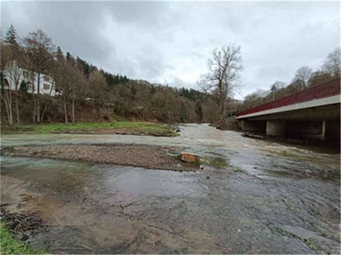 Im Bereich des Pegels Müsch 2 haben sich in Folge des Hochwassers im Sommer 2021 Auflandungen gebildet, die nun geräumt werden müssen, um den Wasserstand und die Wasserstand-Durchfluss-Beziehungen mithilfe der neuen Pegelanlage ermitteln zu können. Foto: SGD Nord