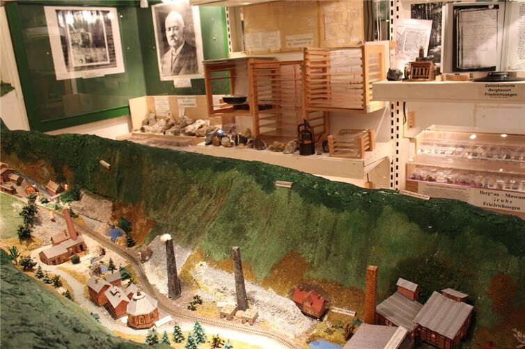 Im Bergbaumuseum zeigt ein Modell des Bergbaudorfs das Leben um 1900.