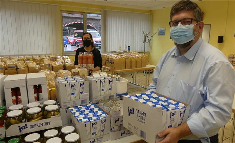 Im Besprechungsraum der Freiwilligen Feuerwehr werden die Lebensmittel gelagert und anschließend auch verteilt.Fotos: te