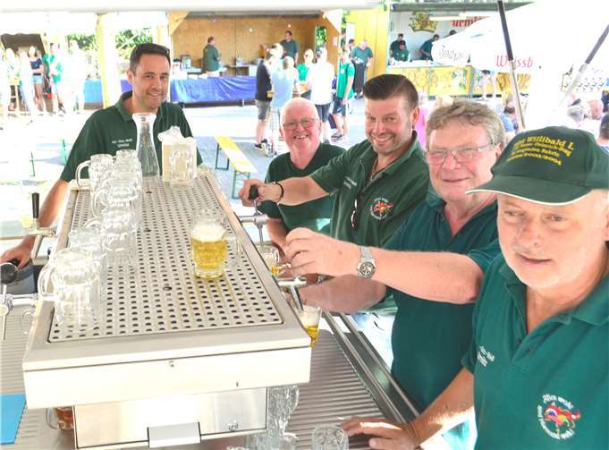 Im Bierbrunnen versorgten Urmitzer Ex-Prinzen dieBesucher mit Gerstensaft und anderen kühlen Getränken.