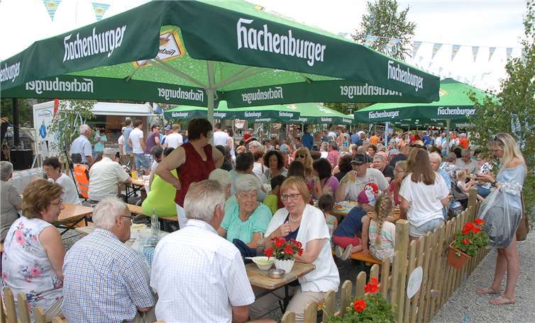 Im Biergarten musste man schon ein bisschen Glück haben, um einen der begehrten Sitzplätze zu ergattern. Dem kulinarischen Angebot waren hier keine Grenzen gesetzt