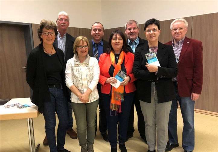 Im Bild: Petra Mahler von der Landesberatungsstelle, Planerin Christiane Hicking, Bürgermeister Johannes Bell und Beigeordnete Ute Durwish sowie Beigeordnete und Ortsbürgermeisterin Elisabeth Dahr mit ihren Ortsbürgermeisterkollegen Rolf Hans und Manfred Sattler. Foto: Privat