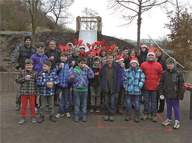 Im Bild: Schüler der UNESCO-Projekt-Schule und bei den Erwachsenen (von rechts nach links) Ines Haimann, Verwaltungsleiterin des Jugendhilfezentrum Bernardshof, Susanne Gries, Geschäftsführerin der Heinz-Gries-Stiftung, Regina Freisberg, Direktorin des Jugendhilfezentrum Bernardshof (links neben Susanne Gries, Blick zur Seite gewandt), Karen Motsch, Schulleiterin der UNESCO-Projekt-Schule (Bildmitte), Jürgen Klein, Bereichsleiter im Jugendhilfezentrum Bernardshof (2. von links) und Nikolai Foroutan, Lehrer an der UNESCO-Projekt-Schule (links). pivat