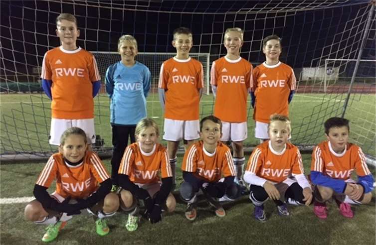 Im Bild das Siegerteam der D1-Jugend mit folgender Aufstellung: Henry Uepping, Benedict Weber, Christian Reglin, Jonas Kraus, Felix Meyer (hinten von links), Hannah Schmidgen, Hannah Happ, Bastian Formella, Luca Marx und Ben Mührel (vorne von links). privat