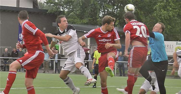 Im Bild eine von zahlreichen turbulenten Strafraumszenen im Spiel gegen Trier-Tarforst, hier mit Thomas Nürnberg (links) und Yannik Distelrath (rechts). Privat