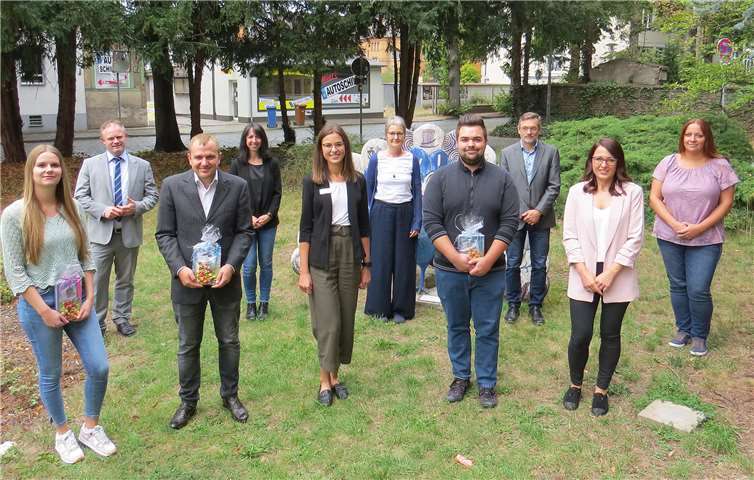 Im Bild (hinten von links): Oberbürgermeister Jan Einig, Ausbildungsleiterin Patricia Bresgen, die stellvertretende Personalratsvorsitzende Stefanie Stavenhagen, Personalamtsleiter Holger Trende und Sonja Scharf; (vorne von links): Annika Preis, Sven Bresler, Sara Breitbach, Marvin Lietzau und Lyubov Kluge.Foto: Stadtverwaltung