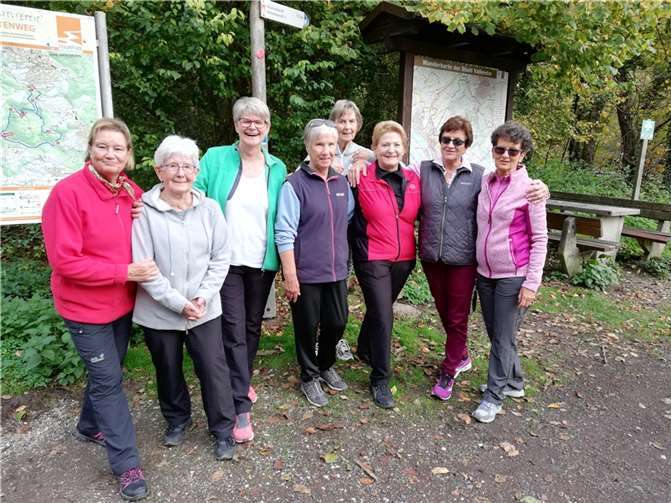 Im Bild mal nur die Mädels der Walkinggruppe auf dem Parkplatz Feisternachttal.  Foto: privat