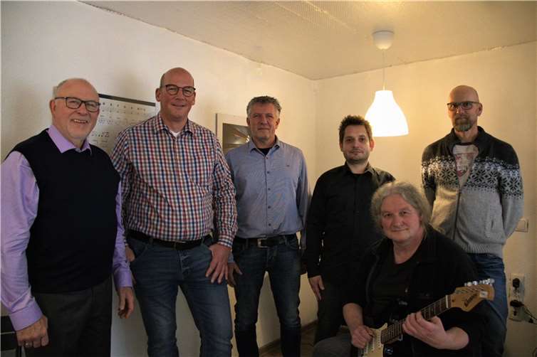 Im Bild stehend (v.r.n.l) Erik Sondorp (Schlagzeug, Klavier), Martin Teschke (Inhaber Klangwerk), Klaus Döring, Sascha Schoblocher, Joachim Boos (alle CDU AK Bendorf), sitzend Thomas Necknig (Gitarre, E-Bass).Foto: Lola Segovia