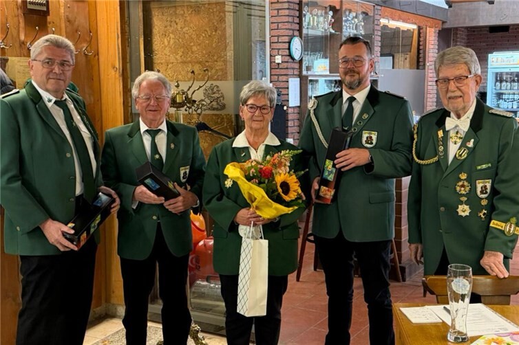 Im Bild v. l. n. r.: Hauptmann Jürgen Staudt, Schützenbruder Manfred Heidrich, Schützenschwester Anette Schötzke, 1. Schießmeister Manfred Scholl sowie Ehrenbrudermeister und Schützenmajor auf Lebenszeit Horst Gierenstein.