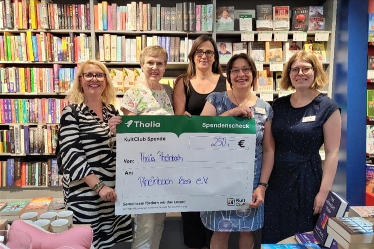 Im Bild v.l.n.r.: Nicole Denke, Sabine Post, Monika Flieger (Vorstand Rheinbach liest e.V.), Christel Engeland und Lena Fleper (Thalia Rheinbach) 