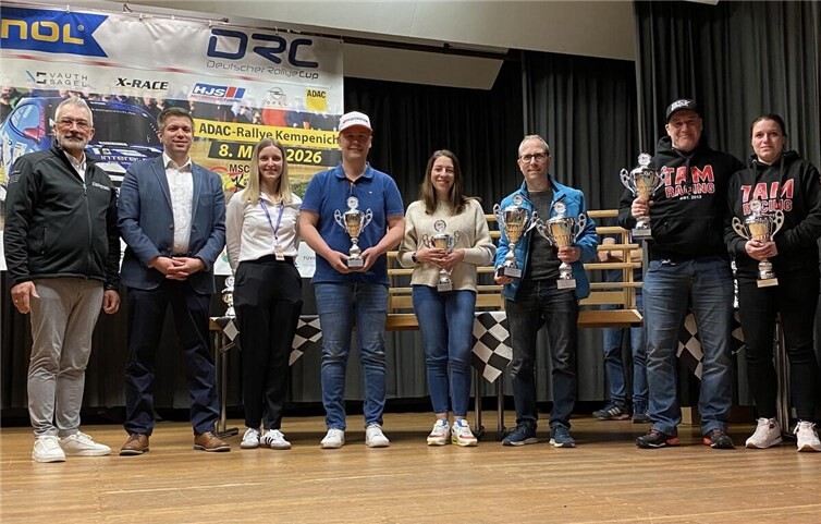 Im Bild von links: Andreas Molitor, Hauptsponsor Autohaus Kempen, Matthias Koslowski für die Gemeinde Kempenich, Jessica Nett (Orga-Leitung), Team Max Reiter/Conny Nemenich (3. Platz), Stefan Kopzyk als Beifahrer für das Gesamtsieger-Team mit Fahrer Dennis Rostek und Team Christopher Gerhard/Lena März (2. Platz). Foto:Birgit Nett
