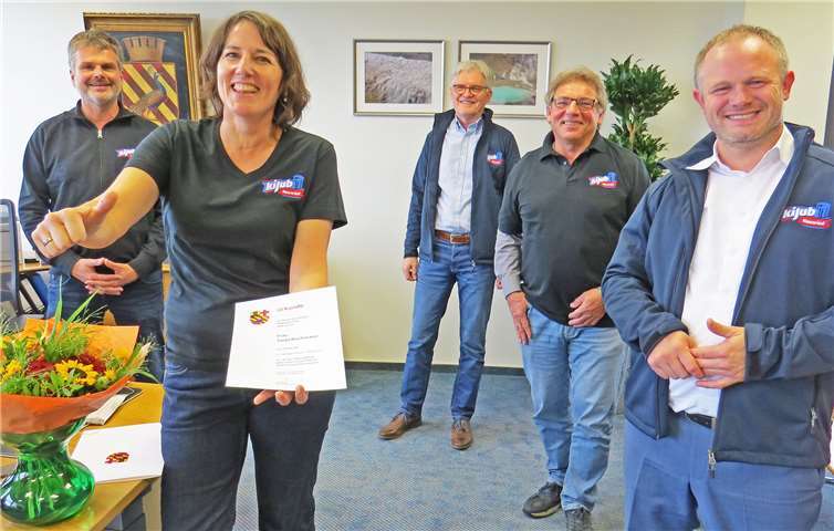 Im Bild (von links): Jürgen Gügel, Leiter des Kinder- und Jugendbüros, Tanja Buchmann, Amtsleiter Wolfgang Hartmann, Personalrat Peter Weller und Oberbürgermeister Jan Einig. Foto: privat
