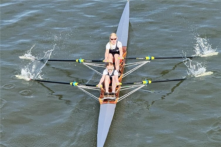 Im Bild vorne Noemi Dehe auf Schlag und dahinter Greta Koulen kurz nach dem Start in Offenbach.