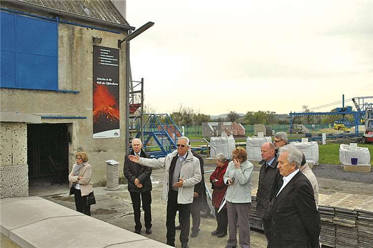 Im Bimsmuseum erkundete man die Geschichte des Vulkangesteins und die Bedeutung für die Wirtschaft der Region. Dr. Heinz Geenen (3.v.l.) führte durchs Museum.