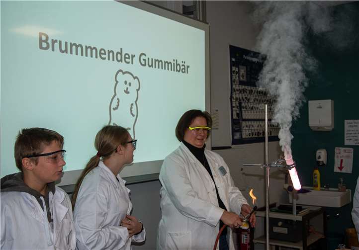 Im Biologieraum wurde mikroskopiert und beim Besuch der NaWi-AG konnte man erfahren, was denn wohl „ein brummendes Gummibärchen“ ist.