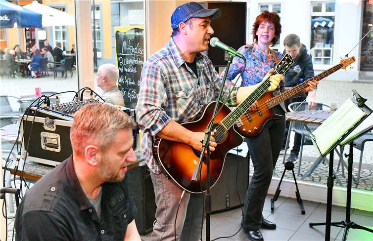 Im Bistro Barbarossas unterhielt das Trio Straight & Dry.Fotos: RASCH