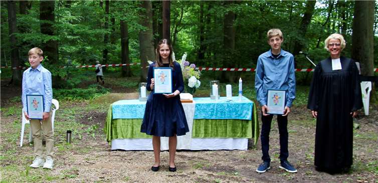 Im Bölinger Wald in der Grafschaft wurde die Konfirmation von Charlotte Ziegler, Paul Heß und Jannis Bröcher begangen.