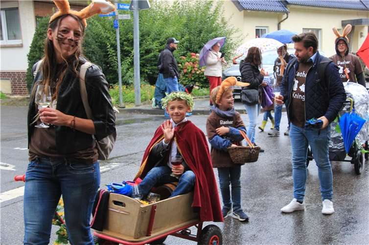 Im Bollerwagen: Kinderbacchus Max Dung beim Festzug in Rech. 