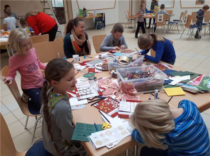 Im Bürgerhaus Naunheim fand das Weihnachtsbasteln der Verbandsgemeinde Maifeld statt.Fotos: privat