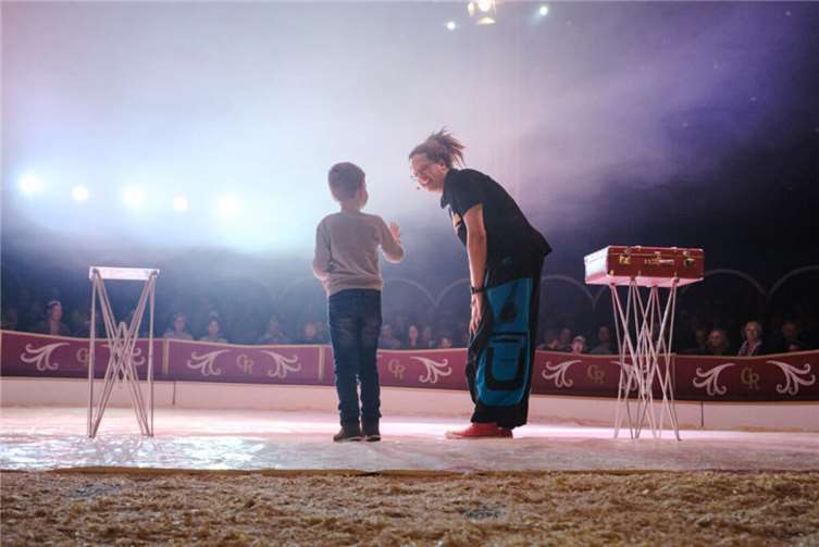 Im Bürgerhaus Urbar feiert der kürzlich zum „Künstler des Jahres“ in der Sparte Kinderunterhaltung ausgezeichnete Familienzauberer Tim Salabim die Premiere seiner neuen Comedy-Zaubershow „MONSTER-ALARM“. Foto: privat