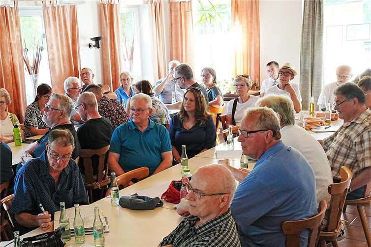 Neuwied: Verwaltung stand den Bürgern Rede und Antwort  Im Bürgerhaus am Sportplatz herrschte trotz extremer Temperaturen großes Interesse an der Einwohnerversammlung.