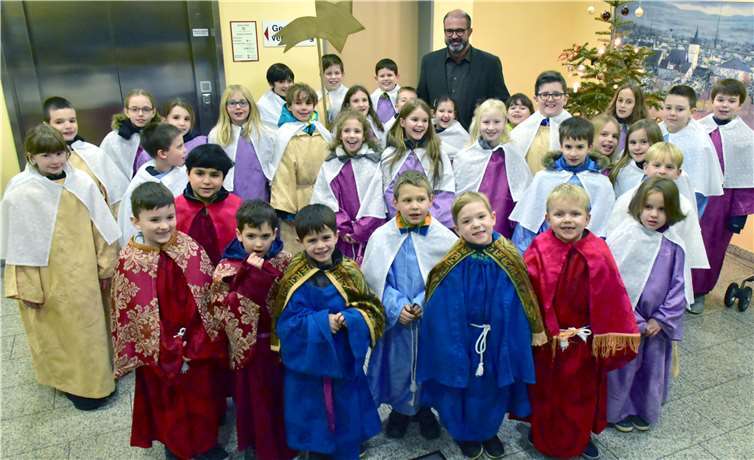 Im Bürgerhaus empfing Ortsbürgermeister Peter Moskopp die Kettiger Sternsinger.Privat