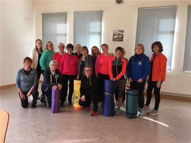 Im Bürgerhaus in Schelborn fand eine Fortbildung für die Übungsleiterinnen der Gymnastik-Riege Dedenbach sowie interessierte Mitglieder unter der Leitung der anerkannten Referentin des Sportbundes Rheinland Silvia Weber aus Trier statt. Foto: privat
