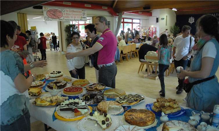 Im Bürgerhaus kredenzten die Frauen des Ortes leckere selbstgemachte Kuchen.