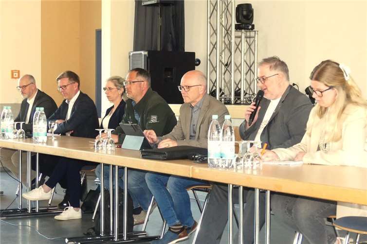 Im Bürgerhaus von Mayen-Hausen wurde bei einer zweiten Einwohnerversammlung die aktuelle Projektplanung für das neue Seniorenheim vorgestellt.  Fotos: TE