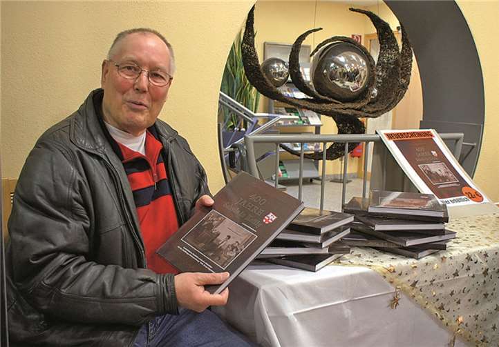 Im Bürgerhaus wurde die von Gerhard Elingshäuser verfasste und erst vor wenigen Tagen druckfrisch erschienene Schul-Chronik angeboten.