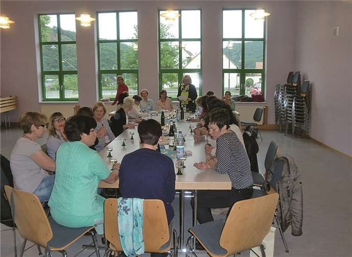 Im Bürgerraum saßen die Möhnen noch gemütlich beisammen.privat