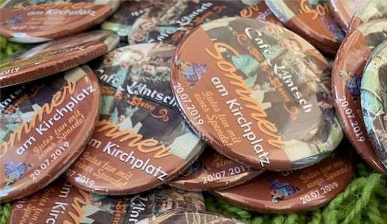 Im Café Klatsch können Buttons für einen guten Zweck erworben werden. Foto: privat