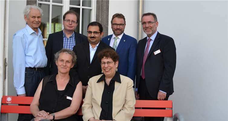 Im Caritas-Mehrgenerationenhaus St. Matthias kamen sie miteinander ins Gespräch: (vorne, von links) Tina Heidger und Judith N. Levi sowie (stehend, von links) Martin Dresler-Schenck, Christoph Schmitz, Emad Girgis, Oberbürgermeister Wolfgang Treis und Caritas-Geschäftsführer Werner Steffens.  E.T. Müller
