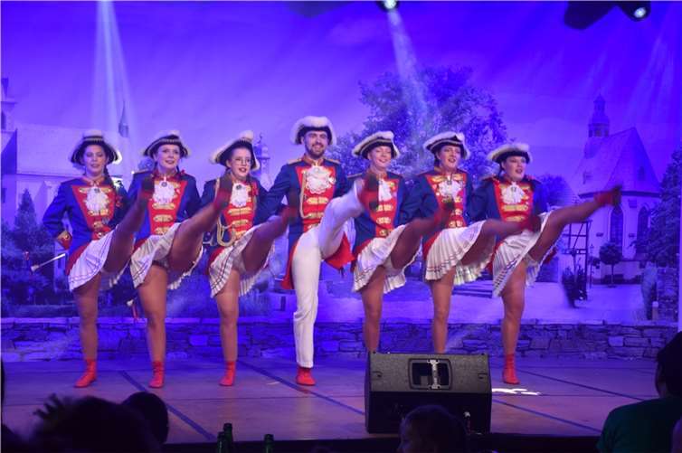 Im Center Forum starteten die Jecken aus Unkel in die neue Session.  Fotos: KG Unkel