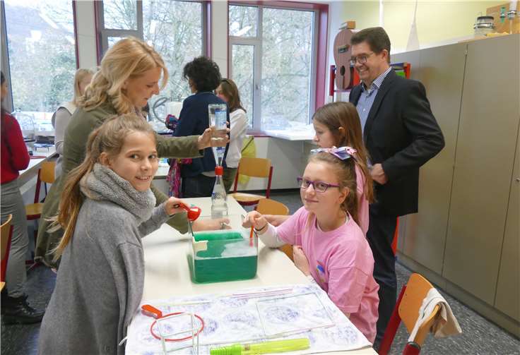 Im Chemieraum konnten Experimente gemacht werden. privat