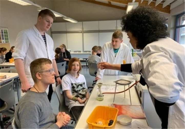 Im Chemiesaal konnte die Gewinnung von Salz beobachtet werden.Fotos: privat