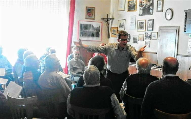Im Chorchoaching mit Johannes Kalpers wurden die Sänger aufdas bevorstehende Konzertereignis vorbereitet. Fotos: MGV Oberbreisig. 