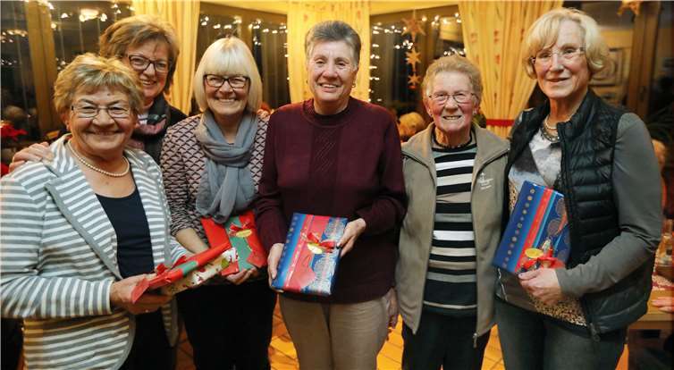 Im Clubhaus am Sportplatz in Hüllenberg konnten die beiden Wanderführerinnen Ingrid Philipp und Bruni Hennen gleich vier Mitstreiterinnen mit Buchpreisen auszeichnen.privat