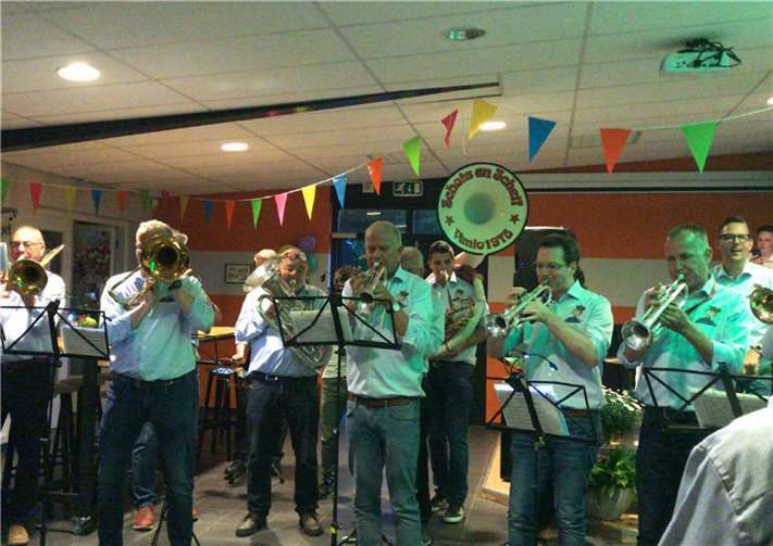 Im Clubhaus des Fußballvereins wurde das Jubiläum von „Schots en Scheif“ gefeiert.